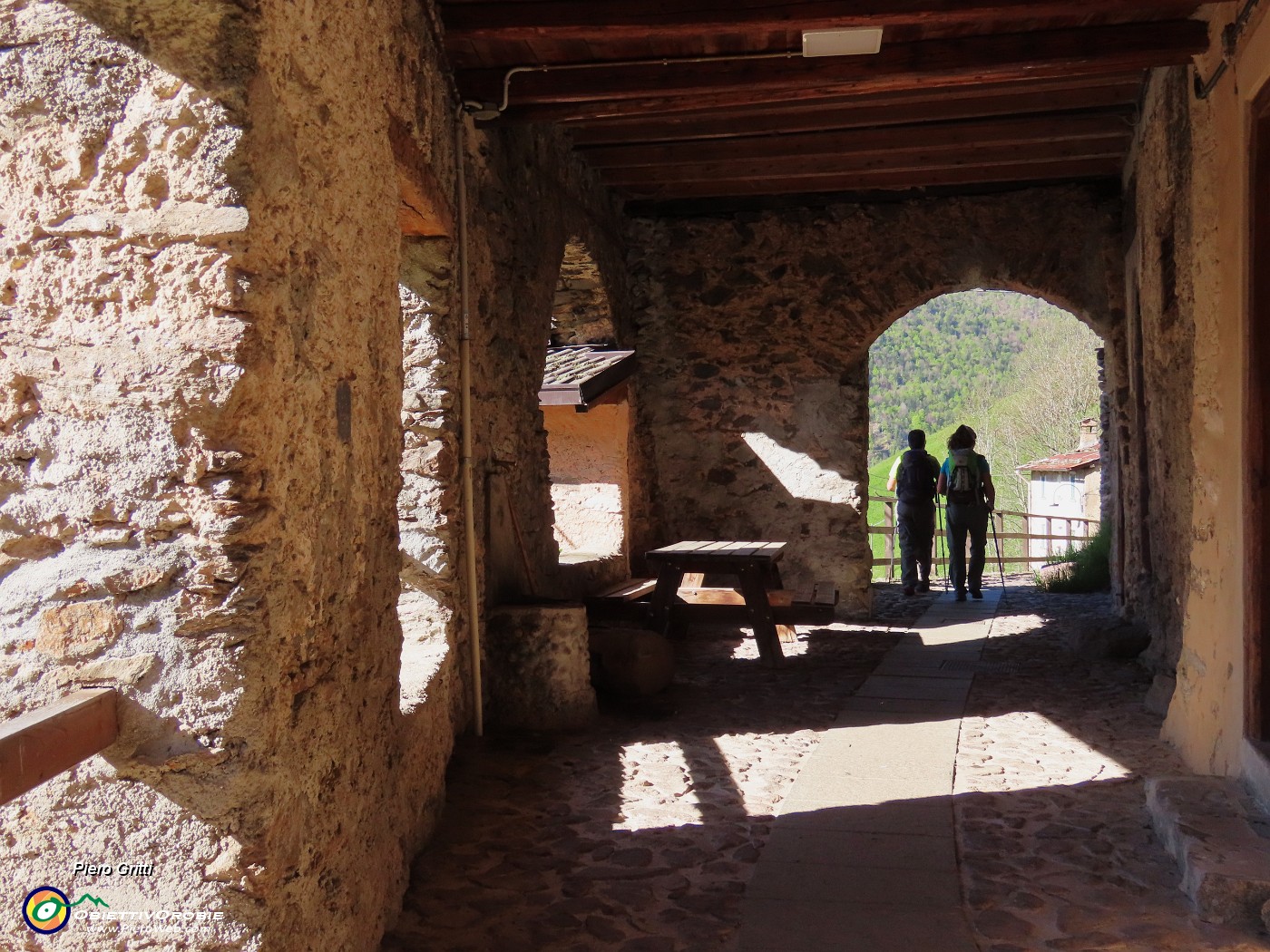 07 Bel porticato panoramico sulla Valtorta.JPG